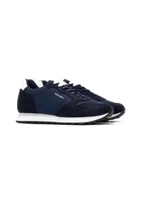 Navyblauwe sneakers gemaakt van suede en textiel, met witte accenten, ronde veters en een rubberen zool met een getextureerd loopvlak.