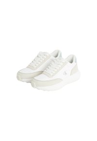 Zapatillas blancas con detalles de ante gris, cordones en la parte delantera y detalle en el talón de color azul claro. Presentan una punta redondeada y suela texturizada.