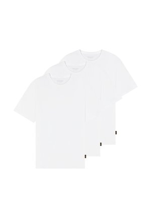 Tre almindelige hvide T-shirts med korte ærmer og rund hals, stablet let forskudt, med små sorte og gule mærker nederst ved kanten.