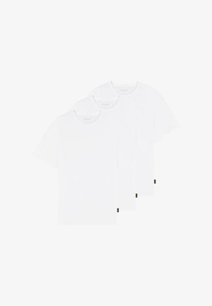 Tres camisetas blancas lisas de manga corta y cuello redondo, apiladas ligeramente desalineadas, con pequeñas etiquetas negras y amarillas en el dobladillo inferior.