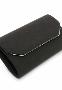 Clutch de piel sintética negra con un diseño elegante. Presenta un detalle en tono plateado y un cierre de solapa. La superficie texturizada añade un detalle sutil.