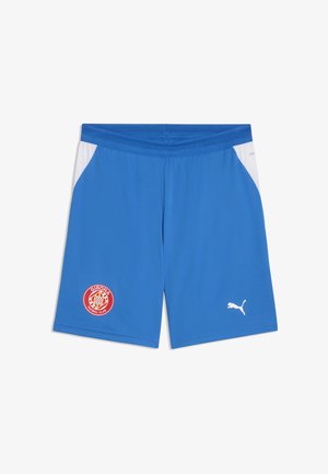 Blaue Sportshorts mit weißen Seitenpanelen, Girona Futbol Club Logo am linken Bein und weißem Puma Logo am rechten Bein.