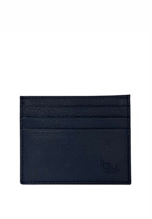 Sottile portacarte in pelle nera con quattro fessure orizzontali per le carte e logo del marchio in rilievo nell'angolo in basso a destra.