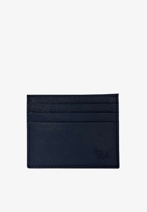 Sottile portacarte in pelle nera con quattro fessure orizzontali per le carte e logo del marchio in rilievo nell'angolo in basso a destra.