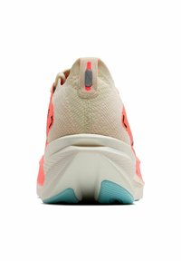 Zapatilla de running con una parte superior texturizada en melocotón y coral, talón beige en contraste y suela turquesa. Presenta un lazo para tirar y un detalle del logo.