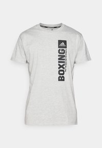 Grå bomull T-skjorte med korte ermene, med et vertikalt svart "BOXING" grafikk og Adidas-logo, samt teksten "ONLY THE BEST FOR THE ATHLETE".