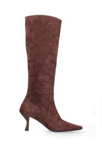 Stivale in suede marrone al ginocchio con punta affusolata e tacco a stiletto sottile. Caratterizzato da una texture liscia e un design minimalista.