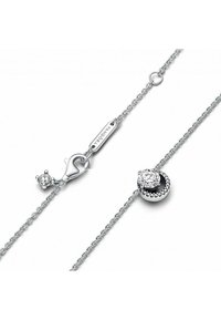 Braccialetto in argento sterling con chiusura a gancio, dotato di un charm circolare incastonato con una pietra trasparente e dettagli di perline testurizzate.