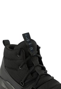 Zapatilla alta negra hecha de un tejido texturizado y material sintético liso. Cuenta con tobillo acolchado, cordones y una lengüeta con marca.