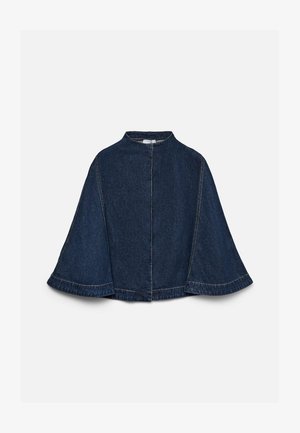 Capa de mezclilla azul oscuro con mangas anchas, cuello alto y costuras claras visibles, mostrada sobre un fondo liso y claro.