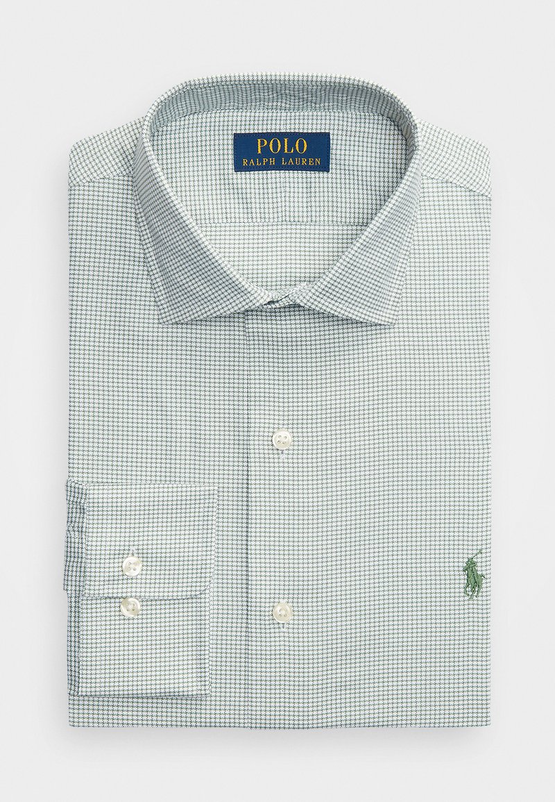 Küfoldud helesinine ja valge ruuduline pikkade varrukatega särk, millel on nupud mansettide juures ja Polo Ralph Laureni logos tikitud rinna kohal.