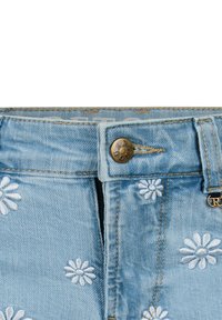 Shorts di jeans azzurri chiari con margherite bianche ricamate, chiusura con bottone dorato e dettagli di cucitura visibili sulla cintura e sulle tasche.