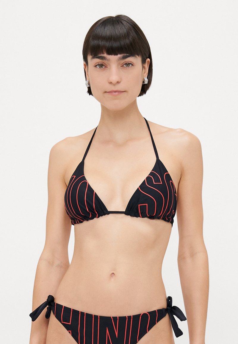 Schwarzes Bikini mit einem dreieckigen Oberteil mit roter Schrift und verstellbaren Trägern, kombiniert mit einem passenden Unterteil mit Bindebändern.