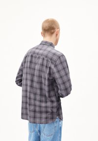 Grijze geruite overhemd met een relaxte fit, lichtgewicht stof, button-down kraag en lange mouwen, gecombineerd met lichtblauwe jeans.