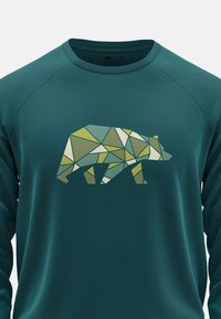 Teal lange mouw shirt met een geometrisch berenontwerp in groen tinten, met een ronde hals en zachte textuur.
