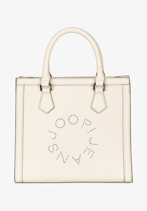 Bolso de mano de cuero crema con asas superiores, diseño de logo circular perforado, forma rectangular estructurada y acentos de hardware en tono plateado.
