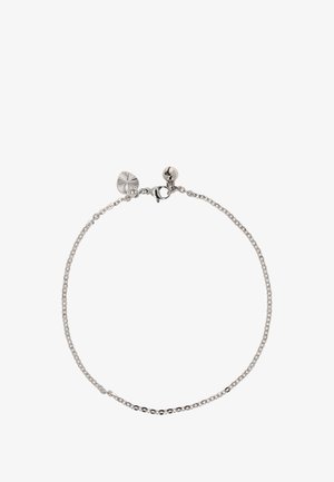 Bracelet en argent avec un charme en disque texturé et un fermoir lisse. La chaîne possède de maillons fins, créant une apparence délicate.