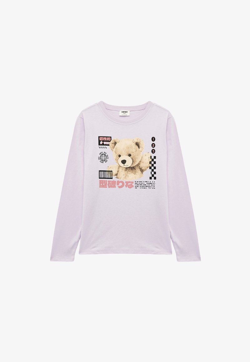 Lavendelkleurig shirt met lange mouwen met een berenafbeelding, tekst, streepjescode en geruite accenten; gemaakt van zachte, lichte stof.