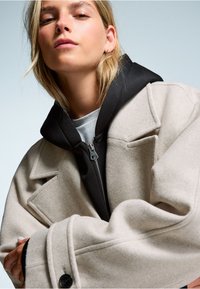 Bershka SOFT  - Klassischer Mantel - sand