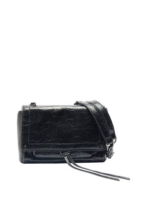 Czarna torebka crossbody z teksturowanej skóry, z klapką, łańcuszkiem i skórzanym paskiem oraz dwoma długimi skórzanymi frędzlami zwisającymi z przodu.