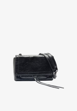 Czarna torebka crossbody z teksturowanej skóry, z klapką, łańcuszkiem i skórzanym paskiem oraz dwoma długimi skórzanymi frędzlami zwisającymi z przodu.