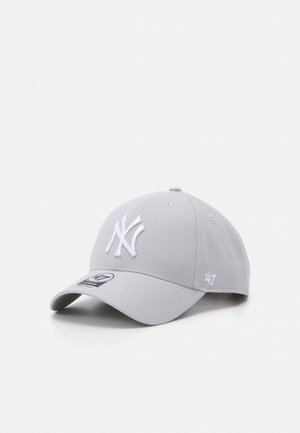 Lysegrå baseballkasket med hvidt New York Yankees-logo foran og '47 brand-logo på siden, buet skygge på hvid baggrund.