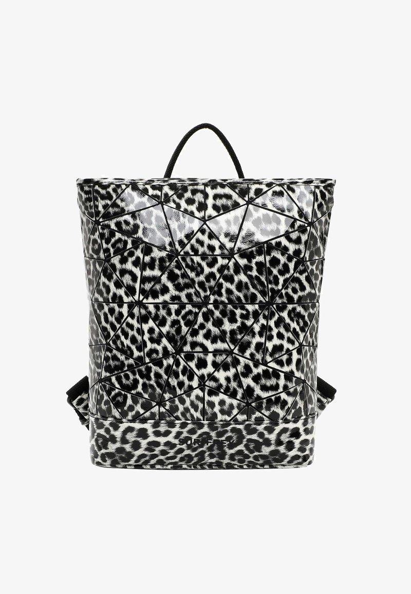 Svart och vit geometrisk ryggsäck med leopardmönster och glansigt finish, med ett handtag på toppen och justerbara remmar. Triangulärt mönsterdetalj.