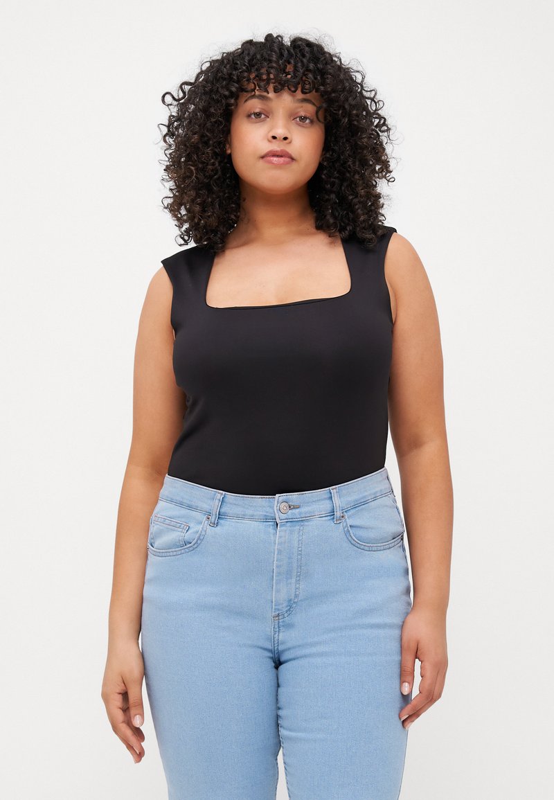 Bodysuit negro sin mangas con escote cuadrado, combinado con jeans de tiro alto de color azul claro. Tejido suave y diseño ajustado.