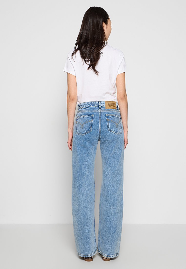 Jasnoniebieskie dżinsy o szerokich nogawkach wykonane z denimu, z wysokim stanem, pięcioma kieszeniami i skórzaną metką na tylnym pasie.