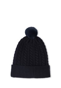 Bonnet en tricot bleu marine avec un motif de cable et un revers côtelé, surmonté d'un pompon en peluche. Texture douce, adaptée aux temps froids.