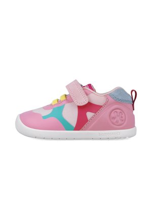 Zapatilla infantil rosa con patrones de camuflaje verde y blanco, correa de velcro, cordones amarillos, detalles azules y una suela de goma blanca.