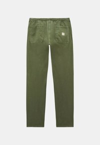 Pantalons en coton vert avec une taille élastique, design à jambe droite, deux poches arrière et une petite étiquette de marque sur la poche droite.