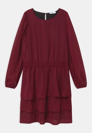 Bordowa sukienka z długimi rękawami, z marszczoną talią, warstwowymi falbanami, wzorem w kropki oraz zapięciem na plecach z otworem typu kluczyk.