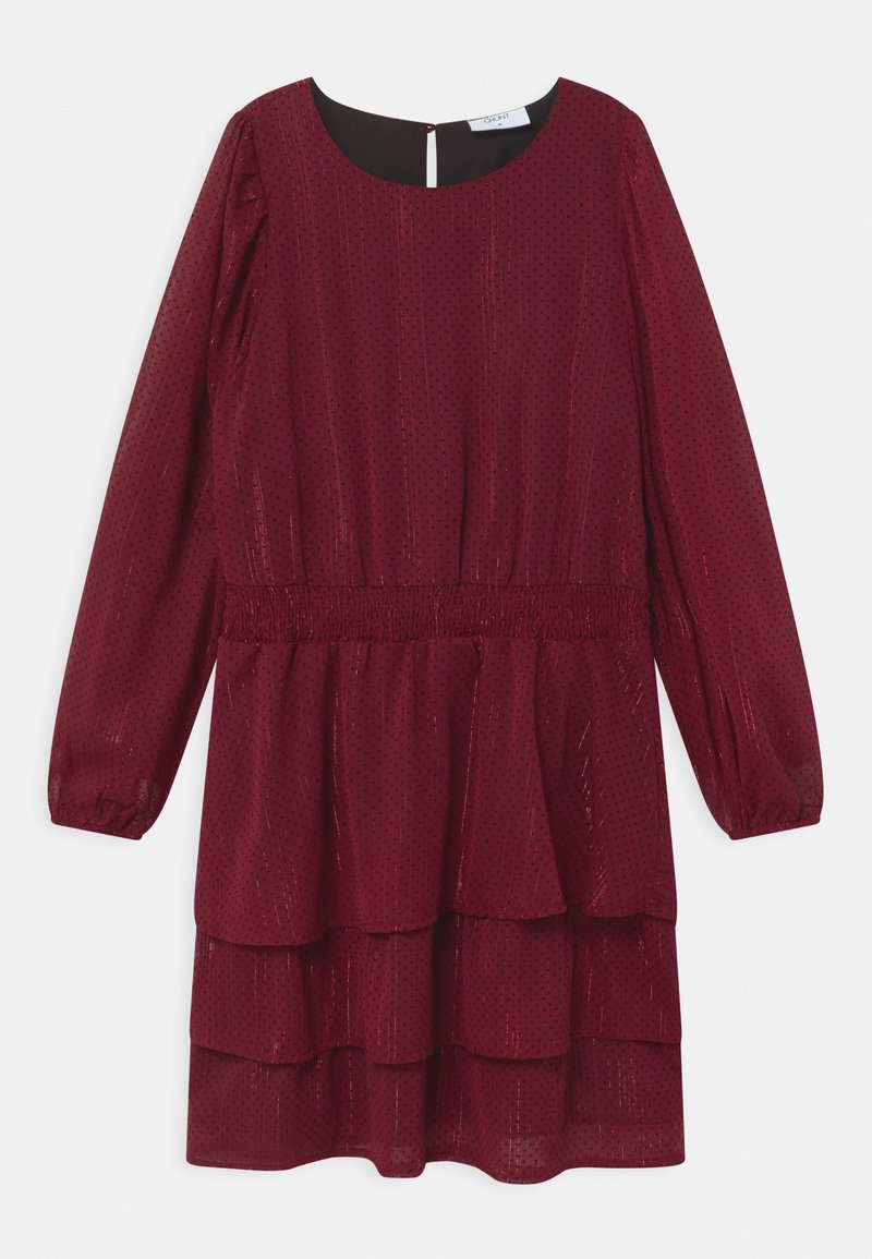 Robe bordeaux à manches longues, dotée d'une taille smockée, de volants superposés, d'un motif à pois et d'une fermeture au dos avec ouverture en goutte d'eau.
