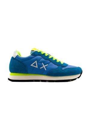Scarpa da ginnastica blu realizzata in materiali scamosciati e tessili, con lacci verde neon, tallone bianco, suola nera e design del logo sul lato.
