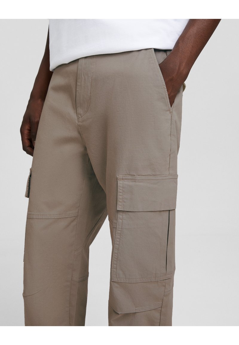 Bershka Cargo trousers camel (Pre-owned) Zalando