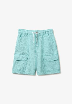 Short en tissu texturé bleu clair avec ceinture élastique, cordon blanc, bouton à l'avant, poches latérales et poches cargo à rabat.