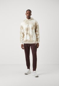adidas Sportswear M 3S FT TC PT - Spodnji deli trenirk - shadow brown
