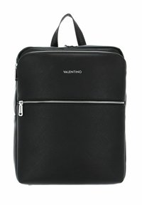 Le sac à dos noir Valentino présente un extérieur texturé, une poignée supérieure, une poche zippée à l'avant et des détails de logo. Construit en matériau synthétique durable.