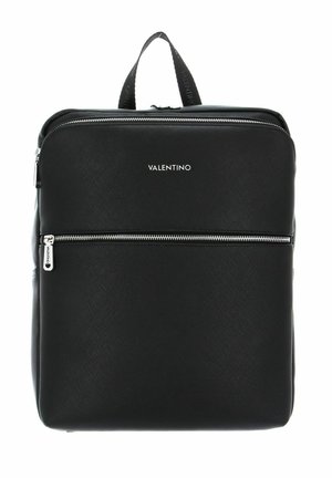 Der schwarze Valentino-Rucksack verfügt über eine strukturierte Außenseite, einen oberen Tragegriff, eine vordere Zip-Tasche und eine Logo-Applikation. Hergestellt aus strapazierfähigem, synthetischem Material.