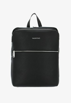 La mochila negra de Valentino presenta un exterior texturizado, un asa superior, un bolsillo frontal con cremallera y detalles del logo. Está construida con un material sintético duradero.