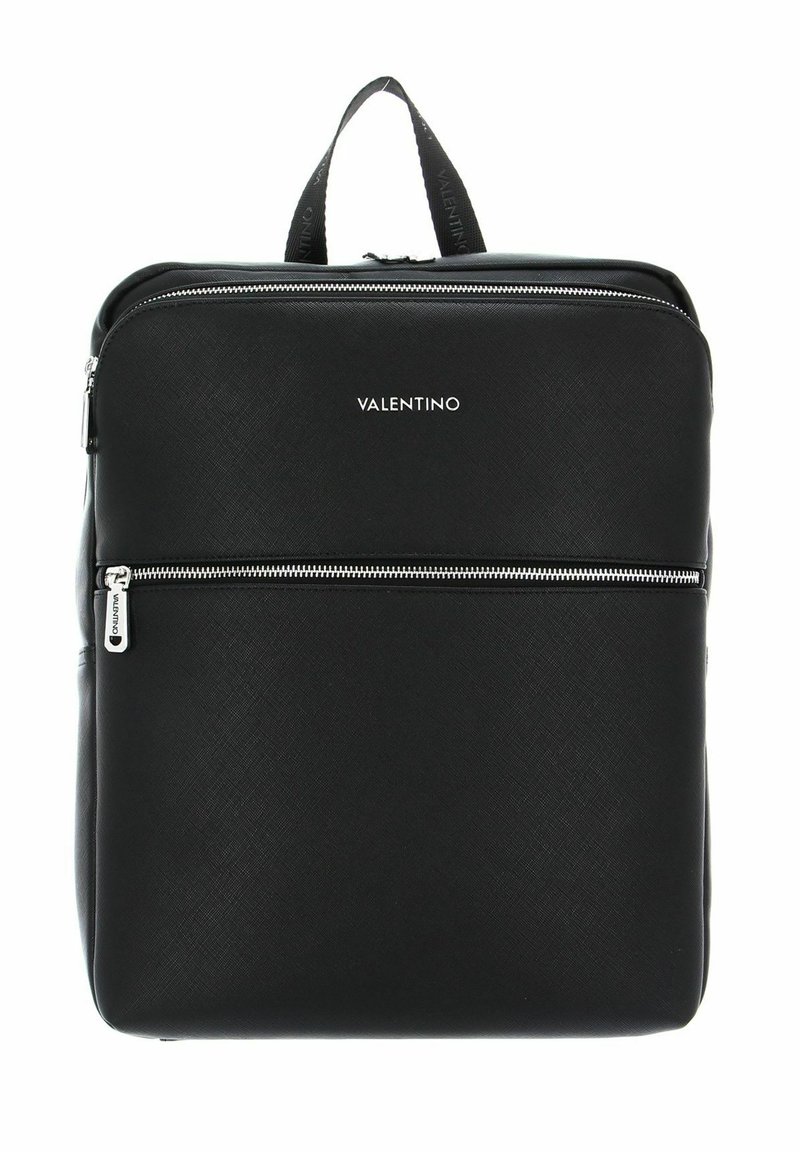 Le sac à dos noir Valentino présente un extérieur texturé, une poignée supérieure, une poche zippée à l'avant et des détails de logo. Construit en matériau synthétique durable.