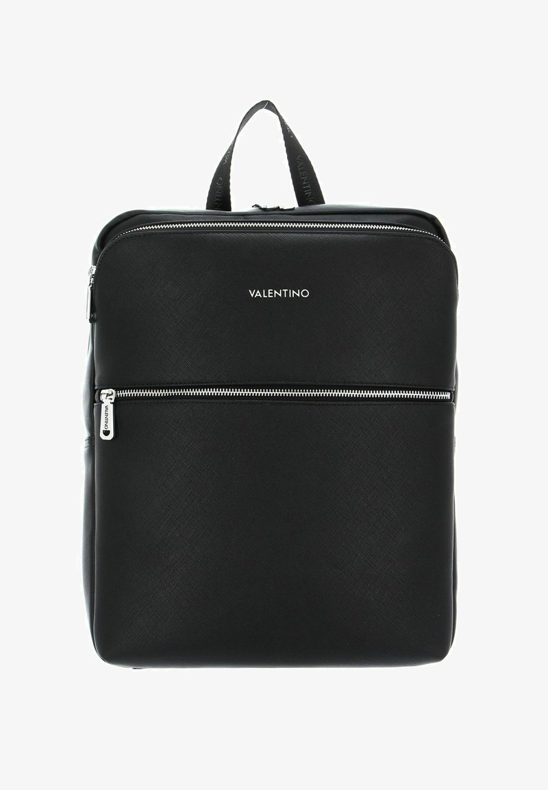 La mochila negra de Valentino presenta un exterior texturizado, un asa superior, un bolsillo frontal con cremallera y detalles del logo. Está construida con un material sintético duradero.