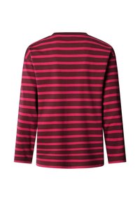 Košulja s dugim rukavima u tamnocrvenoj boji s vodoravnim ružičastim prugama. Okrugli izrez, mekana pamučna tkanina i ravni rub s minimalnim detaljima.