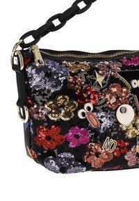 Fekete flitteres táska piros, lila és arany színű virágmintákkal. Fémes díszítésekkel és vastag fekete láncpánttal rendelkezik. Cipzáras záródás.