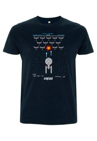 Černé bavlněné tričko s pixelovou grafikou vesmírné lodi, výbuchů a herních skóre v modré a červené barvě. Klasický design arkádových her.