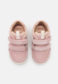 Zapatillas deportivas rosas con acabados de cuero y gamuza, que presentan dos correas de Velcro, puntas redondeadas y una suela de goma blanca. Incluye la marca Geox.
