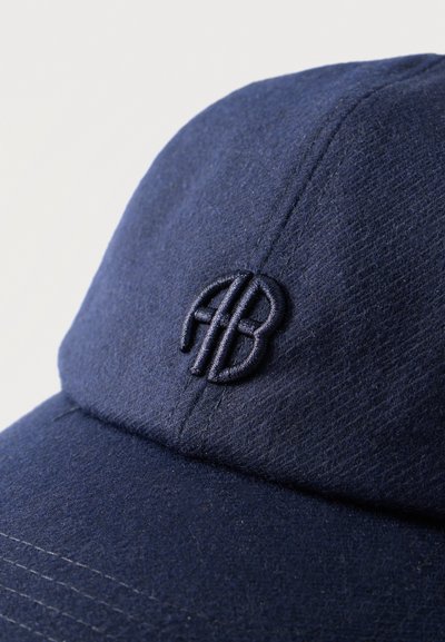 Cappellino da baseball in tessuto blu navy con iniziali "AB" ricamate a rilievo sul pannello frontale.