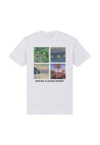 Hvid T-shirt med fire Monet malerier: vandliljer, bro over vand, solnedgangsklippe og palmer, med teksten "OSCAR-CLAUDE MONET" nedenfor.