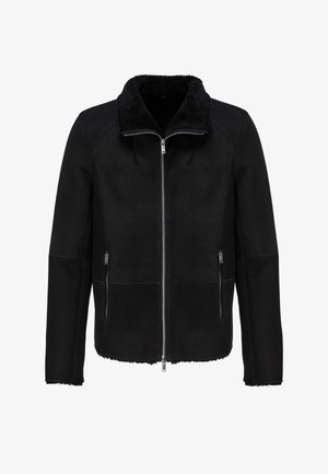 Zwarte jas van suède met een pluche kraag, ritssluiting aan de voorkant en ritssluiting opzij. Heeft een strak, modern ontwerp en een cropped zoom.
